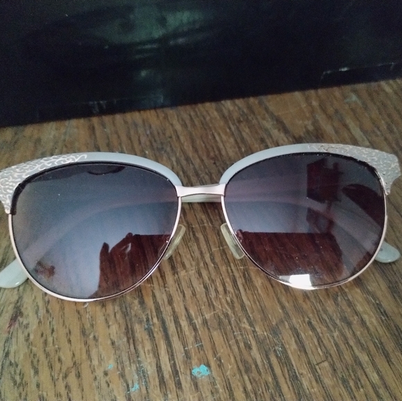 Ladies Nanette Lepore sunglasses - Picture 1 of 1